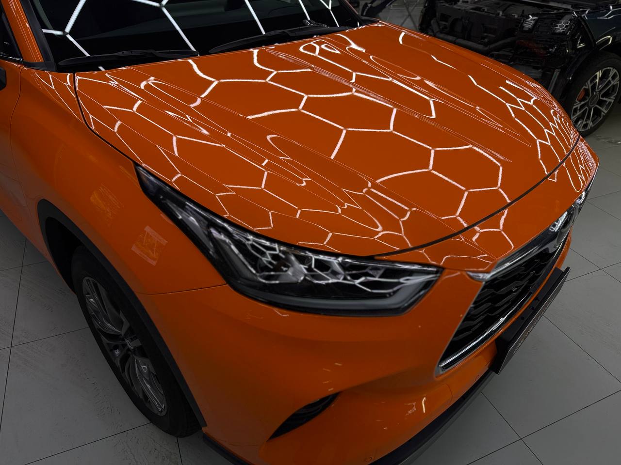 Оклейка Toyota Highlander в McLaren Orange: из черного - в яркий и бескомпромиссный